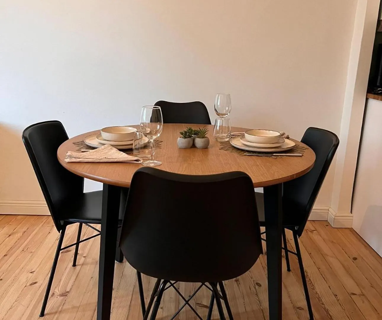 Your Chic Vibrant Apt Helsinki Apartment