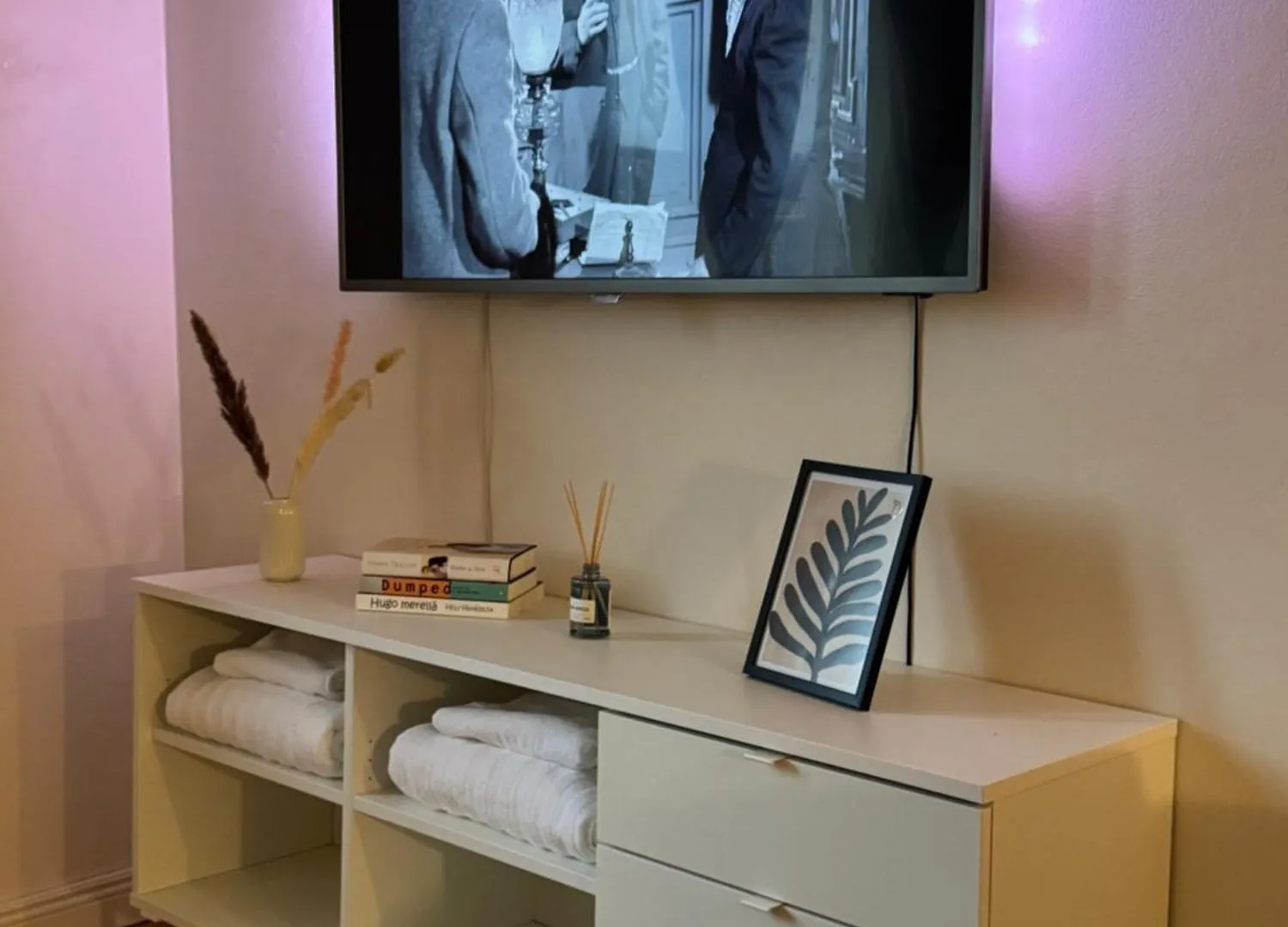 Your Chic Vibrant Apt Helsinki